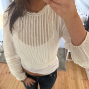 Vit blus med plisserade detaljer - Säljer en vit blus med prislappen kvar🤍