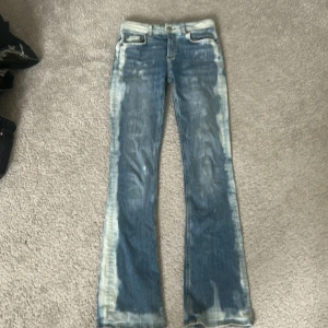 Blå bootcut jeans med blekta detaljer - Säljer ett par blå bootcut jeans som är blekta!💓