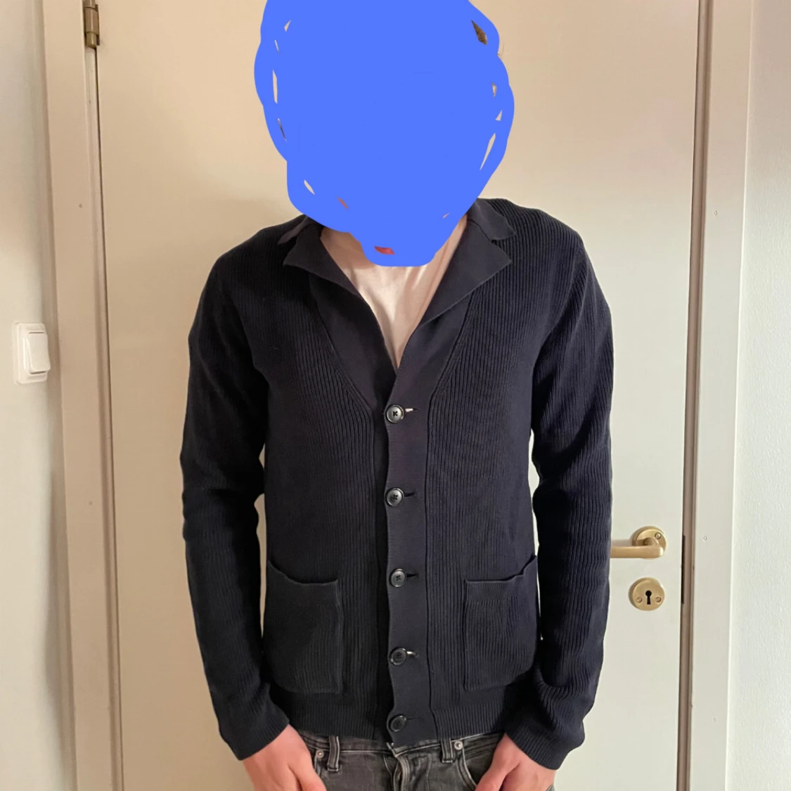 Mörkblå stickad kofta med knappar