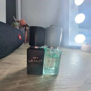 CAIA La Nuit & Le Ciel parfymduo - Två parfymer från CAIA: La Nuit i svart glasflaska med svart lock och Le Ciel i transparent ljusgrön glasflaska med silvergrått lock. Båda har stilren design och är perfekta för dig som gillar att variera doft.
