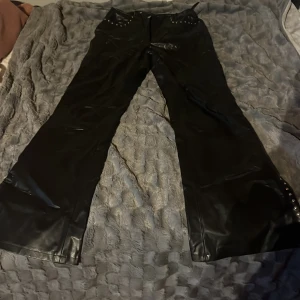 Svarta bootcut skin byxor  - Svarta skinbyxor från vero Moda i storlek S. Var min mammas gamla som dem e använda men inget som syns 