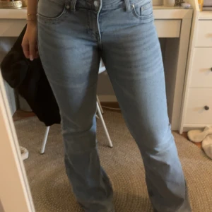 Ljusblå bootcut jeans - Säljer ett par ljusblå jeans med bootcut-modell och klassisk femficksdesign. Jeansen har hög midja och är tillverkade i jeansmaterial. Perfekta för dig som gillar en retro vibe och vill ha ett par snygga utsvängda byxor. OBS se sista bild