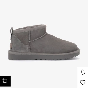 Uggs W Classic Ultra Mini - Mysiga boots i grå mocka med låg skaft och platt sula. Insidan är fodrad för extra värme och skon har en rund tå. Perfekta för kyliga dagar och enkel att dra på tack vare ögla bak. Dem är gjorda i mocka. Dem är impregnerade för att tåla mer vått. Köptes i början av detta året och använda ett fåtal gånger☺️ Köpta på Boozt för 1999. 