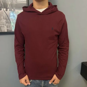 Polo Ralph Lauren hoodie - Vinröd Polo Ralph Lauren hoodie | Hoodien är väldigt tunn och luftig | Storlek: S, modellen är 178cm lång & väger 70kg, rekommenderar till någon mindre. | Skick: Använt skick, 7/10 | Nypris är 1800kr, vårat är 475kr | Skriv gärna vid intresse 