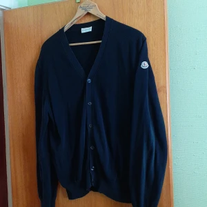 Moncler cardigan/kofta  - Moncler kofta i fint skick. Storlek L men passar M