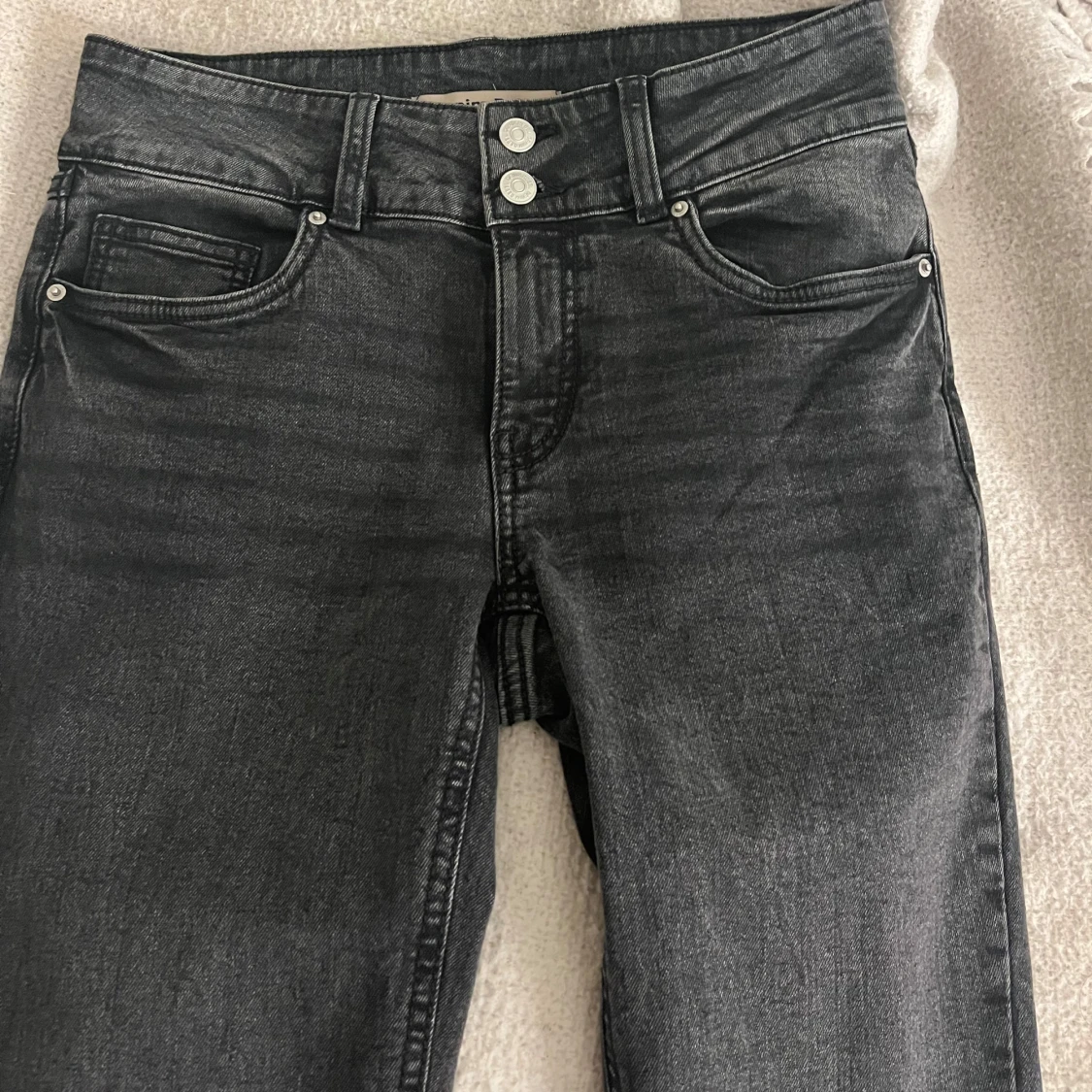 Svarta bootcut jeans med dubbla knappar