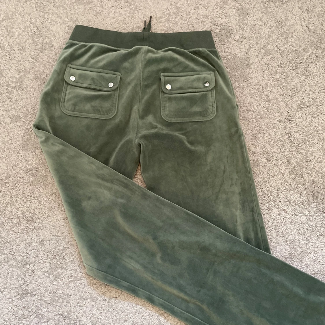 Olivgröna mjukisbyxor Juicy Couture - 1