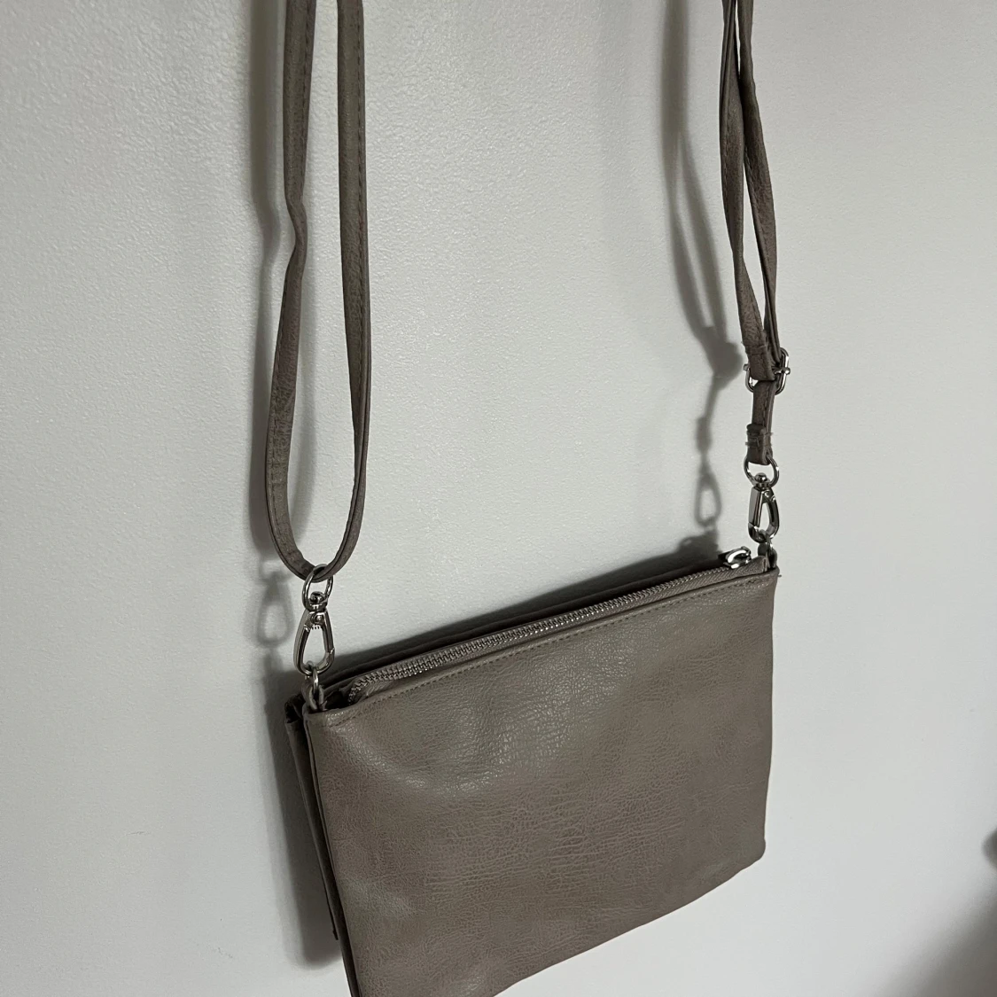 Grå axelväska i mocka och skinn från H&M - 1