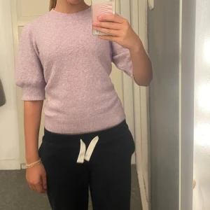 ljuslila stickad tröja från VEROMODA - En ljuslila tröja från VEROMODA i storlek S lite nopprig men aldrig använd. Väldigt skön och varm.💜✨