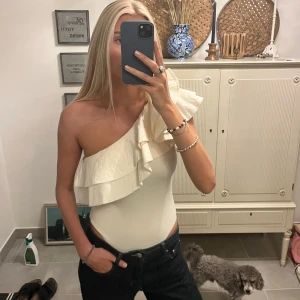 Volangtopp - Supersöt body från Zara i benvit! Perfekt till fest!🌟 Aldrig använd med prislapp kvar, då den tyvärr är lite för stor för mig.