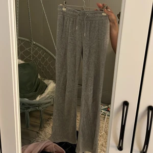 Grå mjukisbyxor från Gina Tricot🩶 - Bekväma bootcut mjukisbyxor från gina, ganska högmidjade men går säkert att sy om till lågmidjade😇