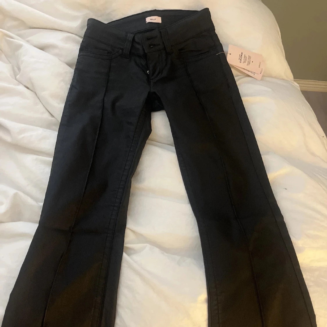 Svarta bootcut byxor i syntet - 1