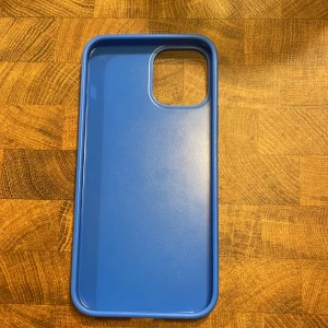 Holdit - Ett mörkblå skal till en iPhone 12 Pro. Skalet är jätte fint och har inga skador. 