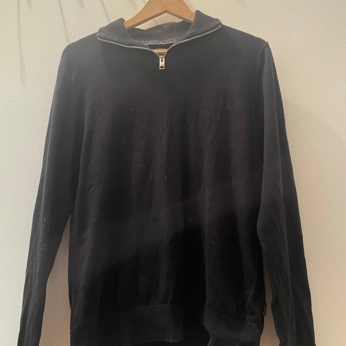 Svart stickad tröja med half zip jack n Jones