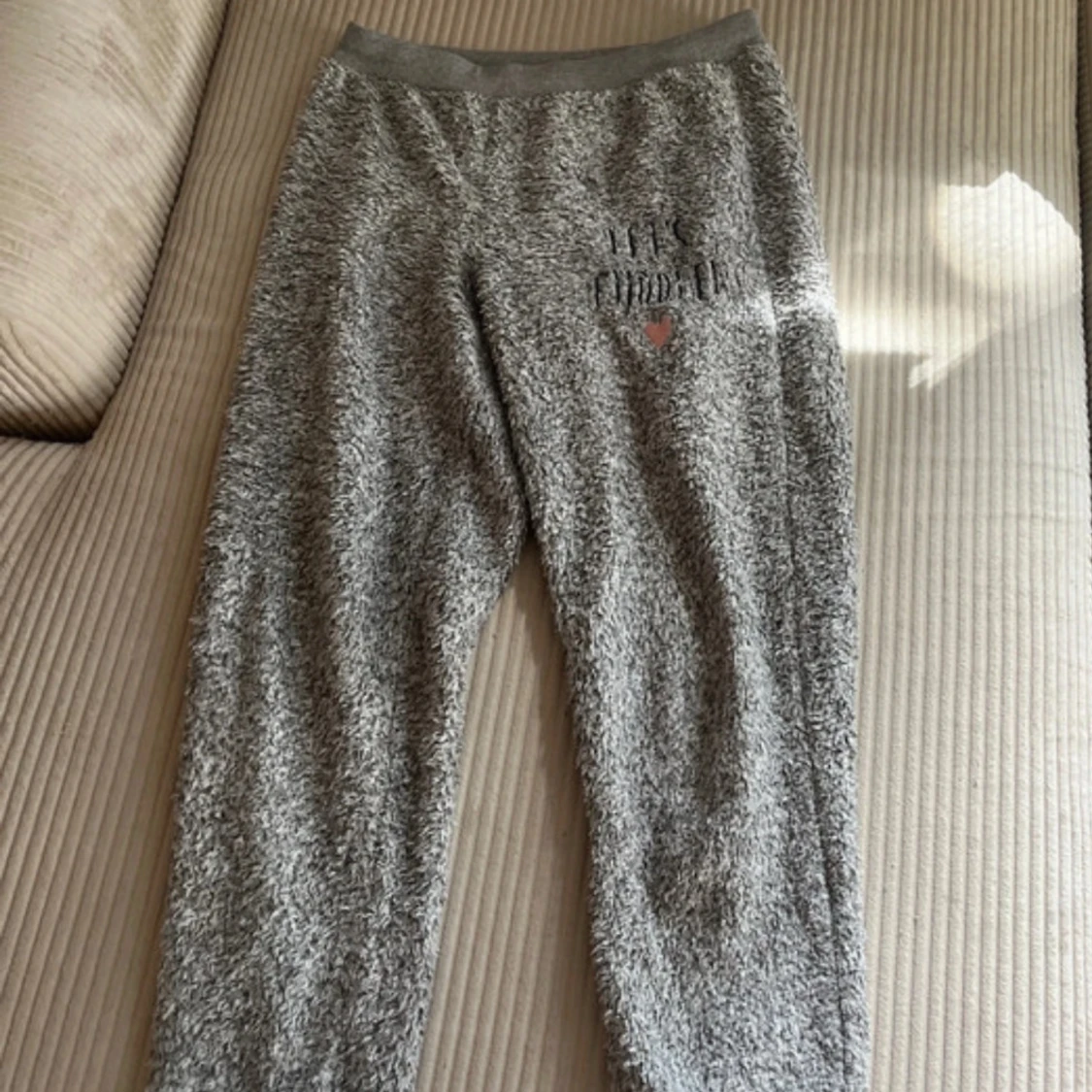 Grå fluffigt pyjamas-set med katt