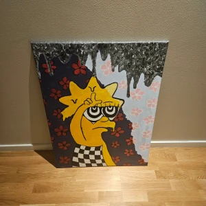 Lisa Simpson konstverk - Unikt konstverk med Lisa Simpson i en modern, psykedelisk stil. Bakgrunden är fylld med blommor och kontrasterande färger, vilket ger en cool och ungdomlig vibe. Perfekt för dig som vill ha något annorlunda och kreativt på väggen.