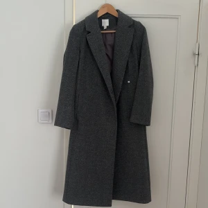 Grå kappa från hm, stl 34 - Supersnygg grå kappa från hm i storlek 34.!