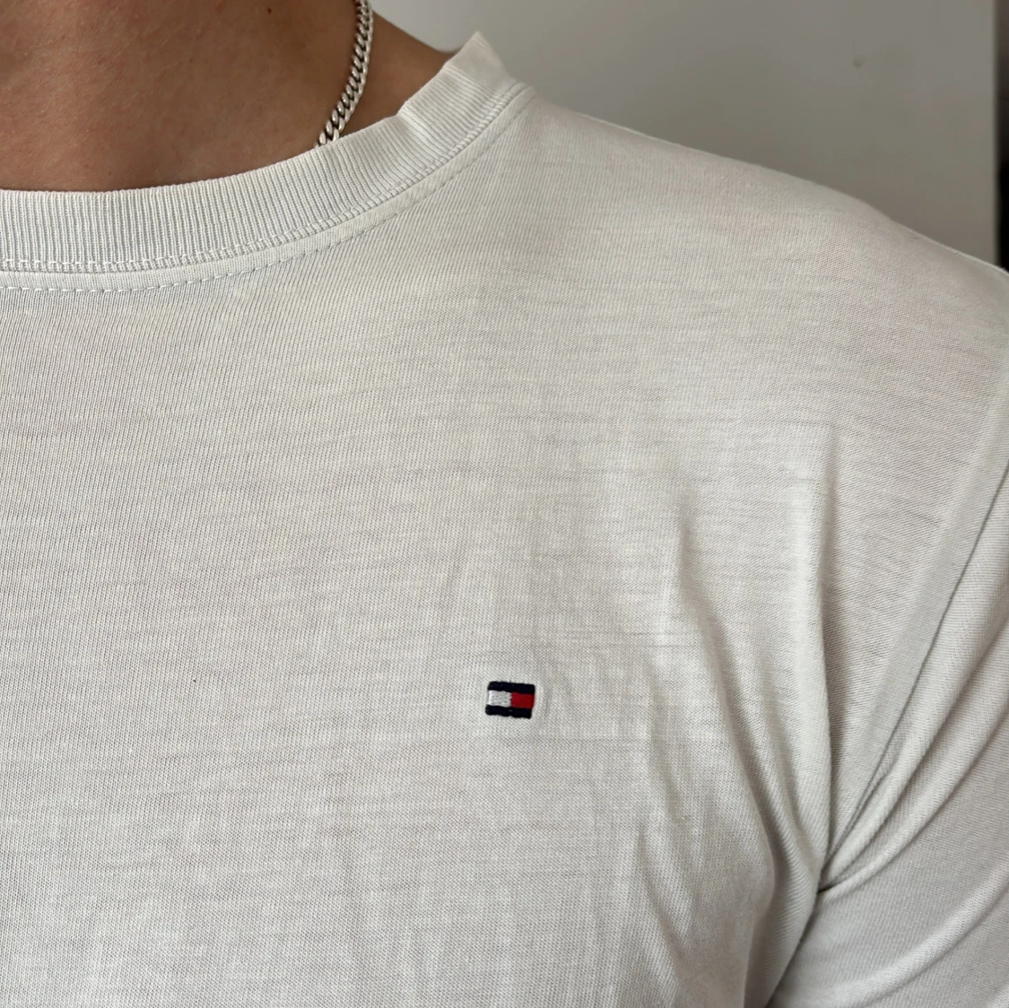 Vit t-shirt från Tommy Hilfiger - 2