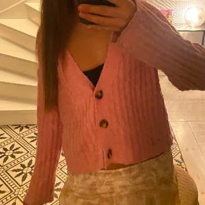 Rosa kofta  - Säljer denna jättefina kofta från Zara då den int e kommer till användning, skriv för fler bilder! Passar mig som har xs/s i storlek.