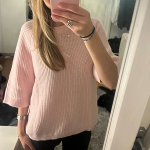 Rosa stickad tröja - Superfin rosa tröja. Tröjan är aldrig använd och har prislappen kvar