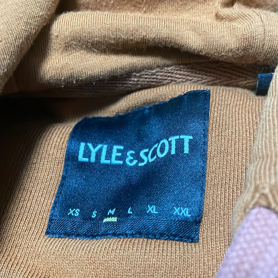 Brun hoodie från Lyle & Scott😌 - 2
