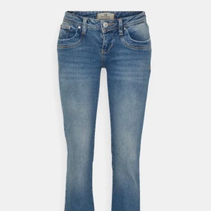 Blå bootcut jeans från LTB - Jeans från LTB ”valerie” i storlek W25 L30 Lite slitet längst ner men inget som märks särskilt mycket! Skriv privat för mer information💖