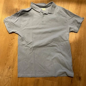 Ljus blå piké från Zara  - En snygg ljusblå piké från Zara i storlek 158/164