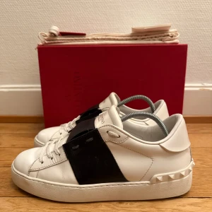 Valentino open sneakers  - Säljer nu dessa fina valentino skor | Skorna är i nyskick | Storlek 38 | Kommer med box,dustbag,valentino kort, extra nya snören och fysiskt kvitto | Hör gärna av er vid frågor eller funderingar 