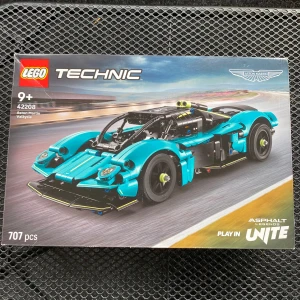 LEGO Technic 42161 Lamborghini & 42208 Aston Martin Valkyrie - Jag säljer två stycken sport bilar från Lego som jag sammanlagt betalat 1200 kr för, Bilarna är relativt nya (ca 1 månad). Bilarna säljs pga att jag inte har någon användning av dom längre, om du inte vill ha båda bilarna funkar det givetvis att köpa endast en. Pris kan diskuteras. Det är bra skick på dom förutom kartongerna där slitage finns vid öppningen av paketet. Lego journalen där man ser hur bilen ska byggas ingår givetvis. Den blåa bilen (Aston Martin) saknar en del som inte kom med i pa