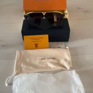 Fina glajor med box och certifikat  - Fina glasögon med box, dustbag och certifikat. Hör av er om ni undrar över något🫡