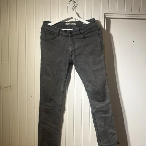 Grå jeans från Mango, storlek 40 - Snygga grå jeans från MNG Man i klassisk modell.