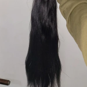 Äkta löshår  - Suttit fästen på dem som jag klippt av, perfekt för dig som vill ha hår för träns/Keratin, tejp osv. 65 cm långt ca. Räcker till två förlängningar 