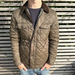Barbour jacka - Säljer denna tvär feta Barbour jacka perfekt inför hösten/vintern🍁modellen på bilden är ca 180 och väger 75 kg tveka inte på att kontakta mig vid minsta fundering🙌