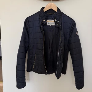 Light puffer jacket/dunjacka - Bondelid - Mackenzie Jacket från Bondelid  I superfint skick endast använd ett fåtal gånger Höstjacka  Originalpris 1299kr
