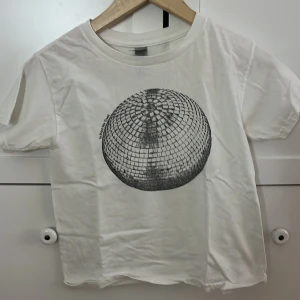 Vit t-shirt med discokula-tryck - Säljer en vit T-shirt från in print we trust i storlek xs, den har tyvärr blivit för liten för mig så jag tänker sälja den 💕