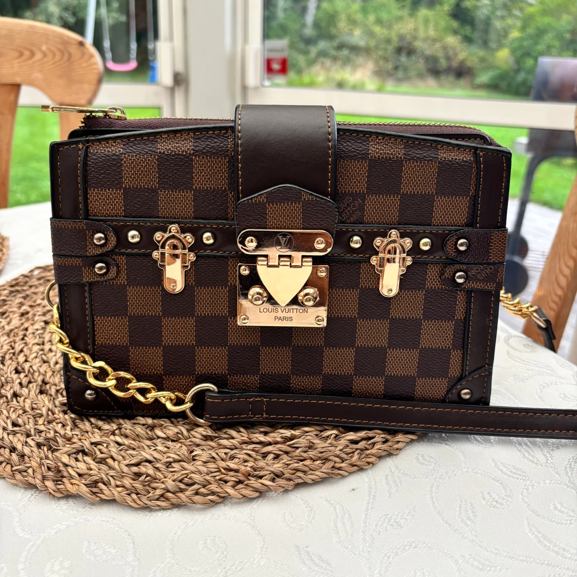 Rutig brun axelväska med gulddetaljer - 3