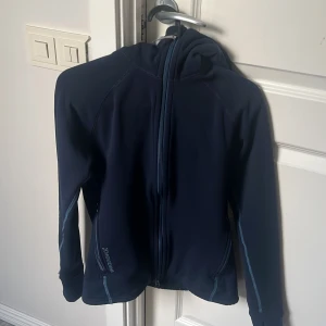 Mörkblå Houdini - En Houdini fleece i storlek S, super bra skick och inga defekter! Säljer då den är aningen för liten på mig💓💓