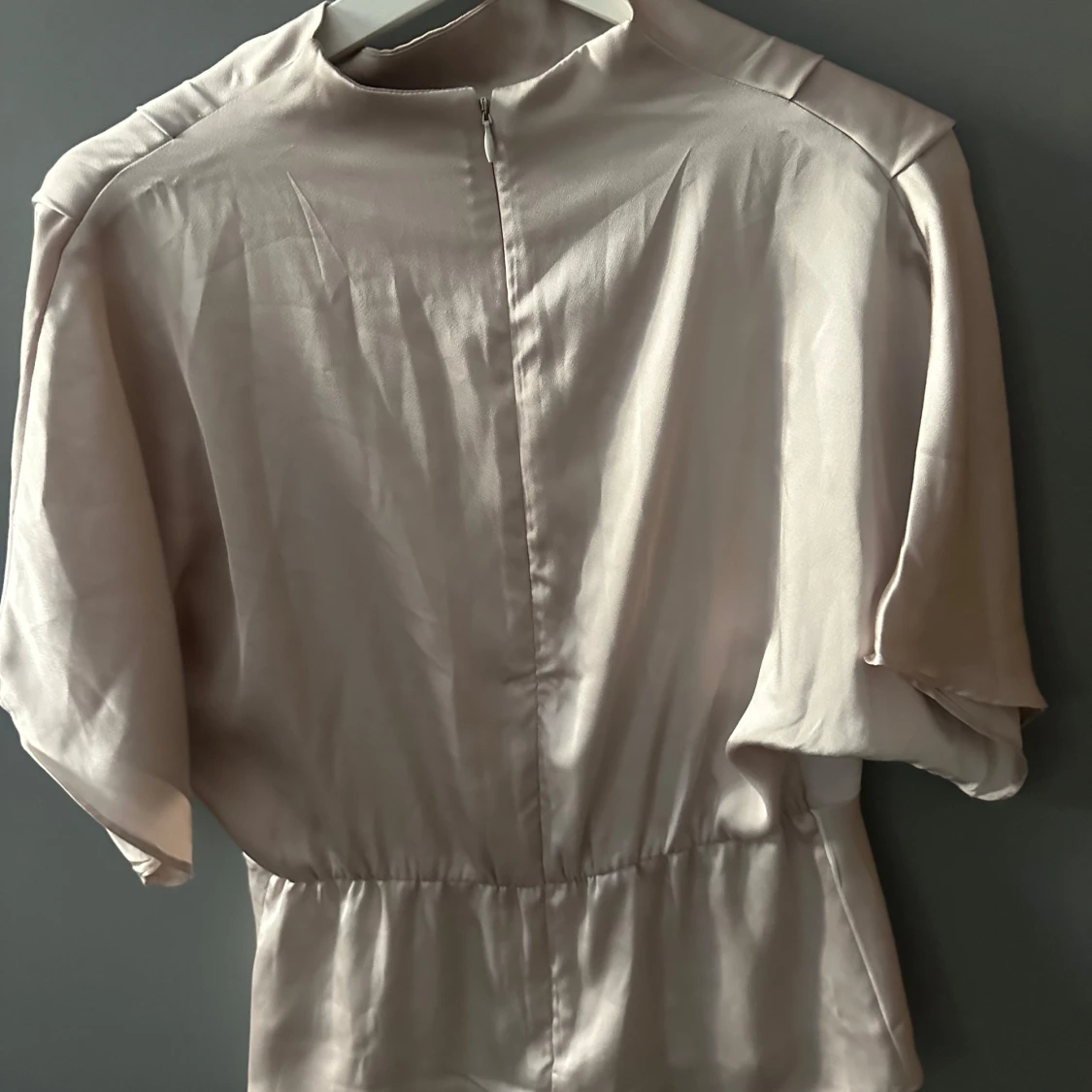 Champagnefärgad blusmed dragkedja - 1