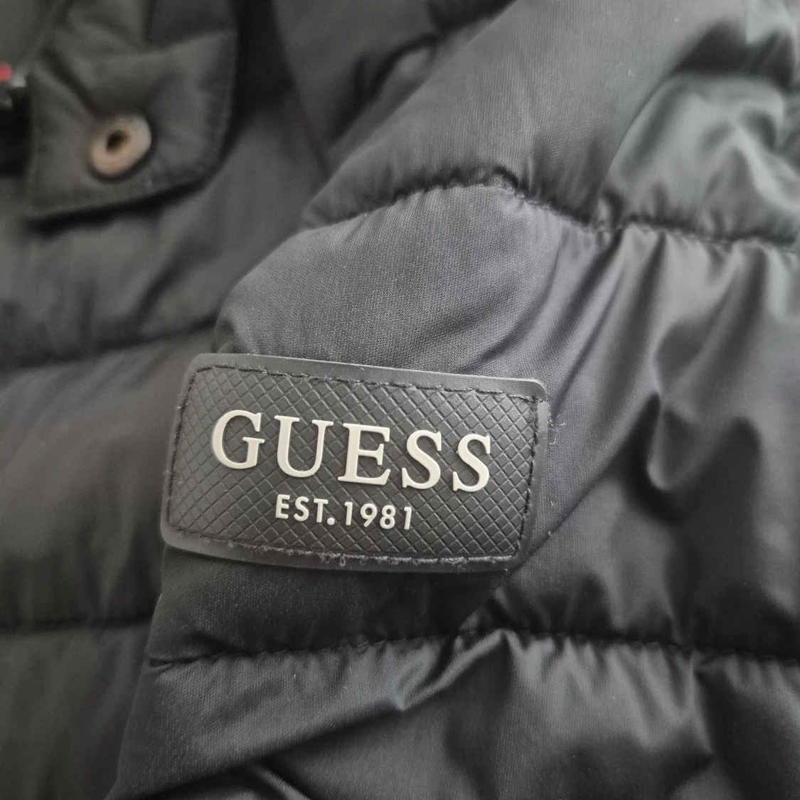 Svart pufferjacka från Guess - 1