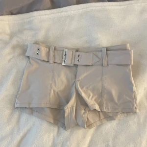Beige shorts med bälte - Lågmidjade snygga beige shorts