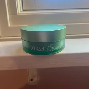 Xlash Calming Eye Gels - Xlash Calming Eye Gels är svalkande ögongel-pads i en mintgrön burk. De är formade för att passa under ögonen och innehåller aloe vera-extrakt och hyaluronsyra. Perfekta för att pigga upp trötta ögon och ge en fräsch känsla. Kommer i en stilren, grön förpackning.