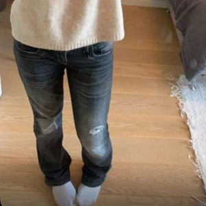 Grå lågmidjade jeans  - Snygga grå jeans med slitningar från Ltb. Dessa är svåra att få tag på och väldigt snygga. De är i storlek w28 L32. Materialet lr skönt och stretchigt. Så perfekta nu inför vintern! Nypriset var 800, så det är bra pris. 