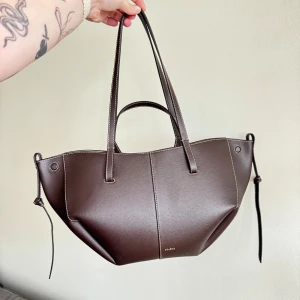 Poléne Cyme Mini ÄKTA - Säljer min äkta Poléne Cyme Mini i den fina färgen Ebony. Endast haft den i nån månad, dustbag följer med. Skickas omgående ✨ 