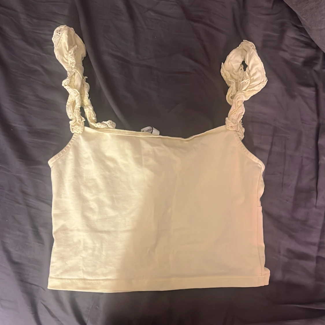 ljusgul linnetopp med spets från NLY Trend - 1