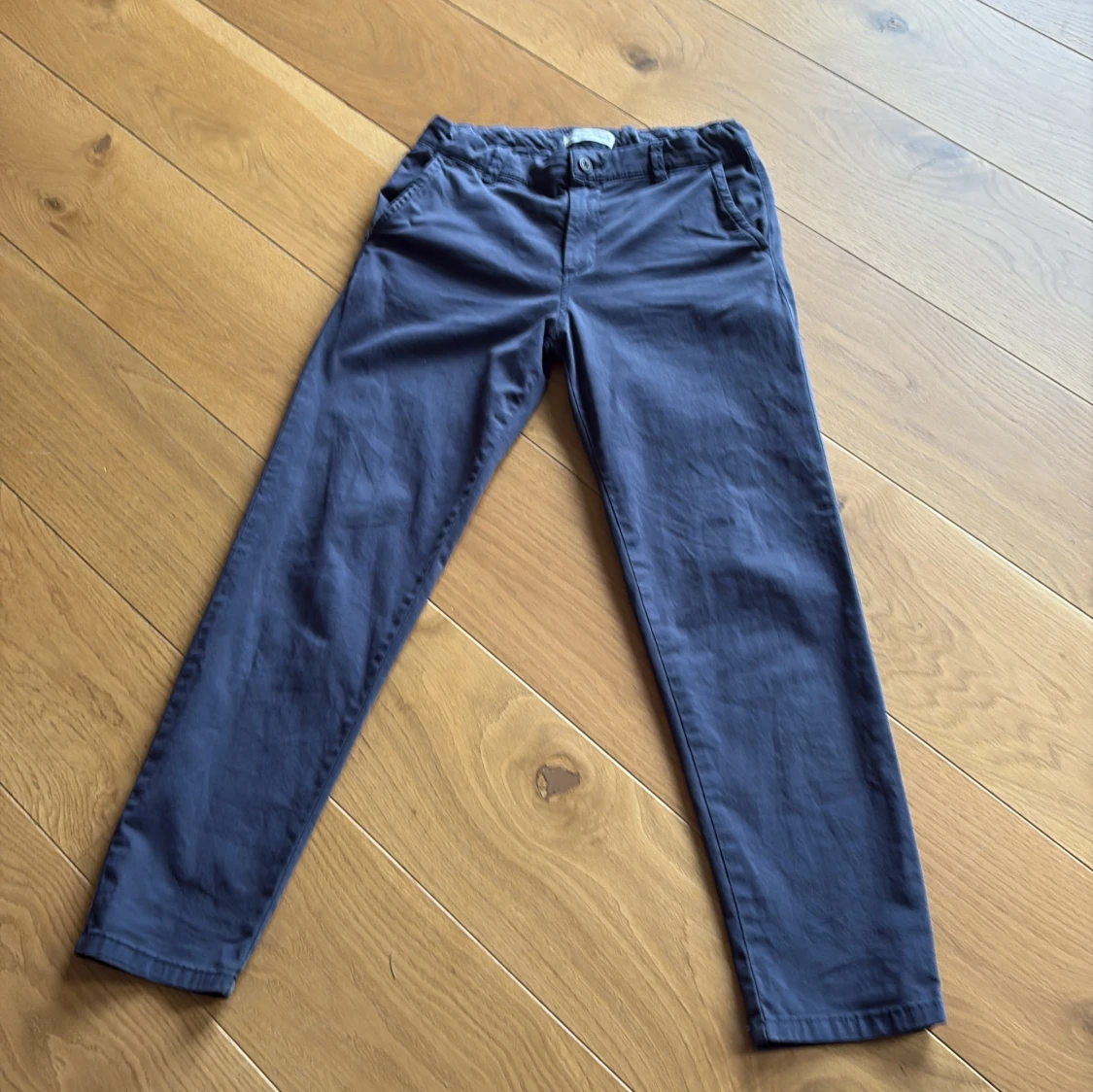 Mörkblå byxor  - 1