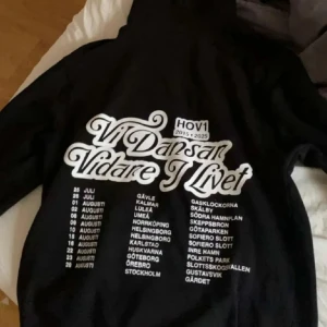 SÄLJER INTE!! VILL BYTA MOT STORLEK S!! - Nån som vill byta sin Hov1 tour Hoodie I S mot en i M😇Jag köpte min hoodie på Gärdet i fredags!