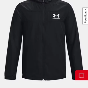 Svart vindjacka från Under Armour - Snygg svart vindjacka från Under Armour med huva och vit logga på bröstet. Jackan har hel dragkedja. Vit på insidan. Storlek 147cm till160