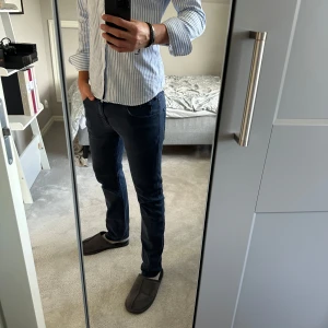 Mörkblå jeans från Armani 32/32 - Riktigt snygga mörkblå jeans/chinos från Armani som nu tyvärr blivit för små på mig. Byxorna är i storlek 32/32. På bakfickan finns det en liten slitning som man kan se på sista bilden. Skriv vid frågor;)