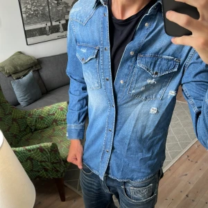 Jeansskjorta  - Riktigt snygg med perfekta slitningar inga defekter, skriv vid fundering 🙌