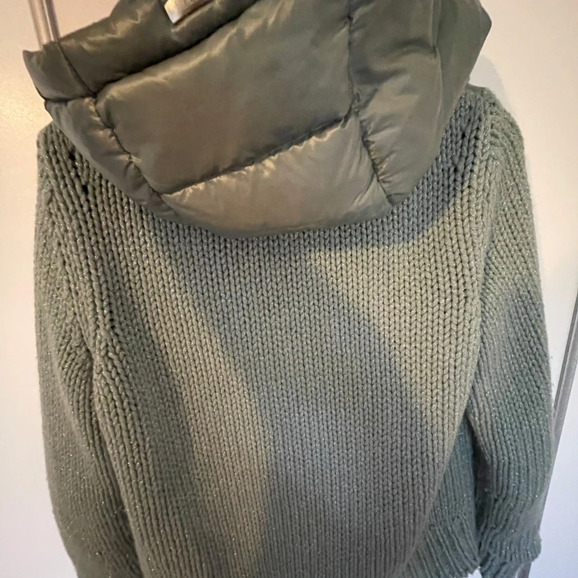 Grön pufferjacka/ cardigan från Herno med stickade ärmar - 1